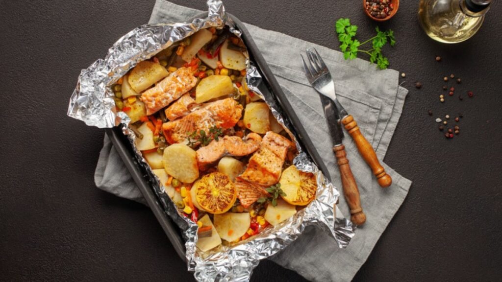 Todos creemos que sabemos cómo usarlo… pero el papel de aluminio es brillante y sus lados opacos tienen dos funciones diferentes.