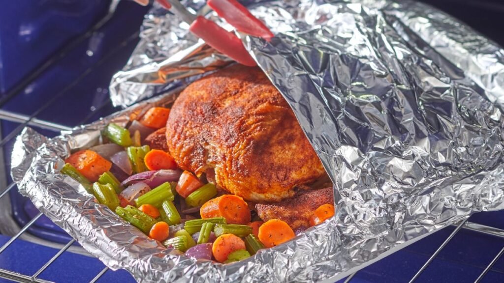 Todos creemos que sabemos cómo usarlo… pero el papel de aluminio es brillante y sus lados opacos tienen dos funciones diferentes.